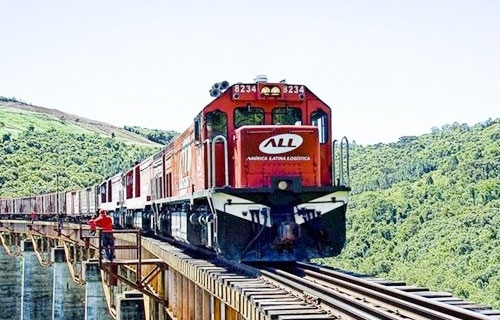 Trem da Amrica Latina Logsitica (ALL), responsvel pela construo dos trilhos