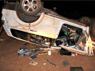 Carro ficou destrudo aps capotagem na MS-157 em Itapor, MS