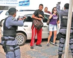 Policial militar aponta arma para estudantes da UFMT