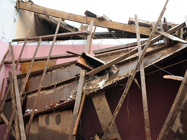 Casa de morador ficou parcialmente destruda aps telhado desabar em Cuiab