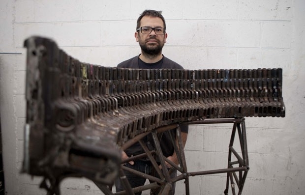 Pedro Reyes criou instrumentos musicais usando partes de armas apreendidas