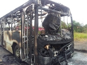 At a madrugada desta segunda (4), 18 nibus foram incendiados em Santa Catarina