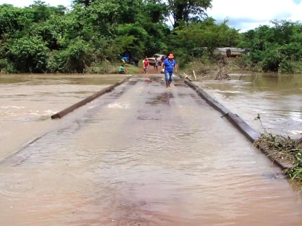 Ponte que d acesso a cidade est quase submersa pelo rio