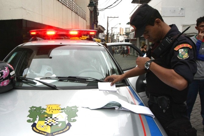 A Polcia acredita que os carros roubados sero vendidos a traficantes na Bolvia