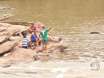 Homens foram flagrados pescando no Rio Cuiab