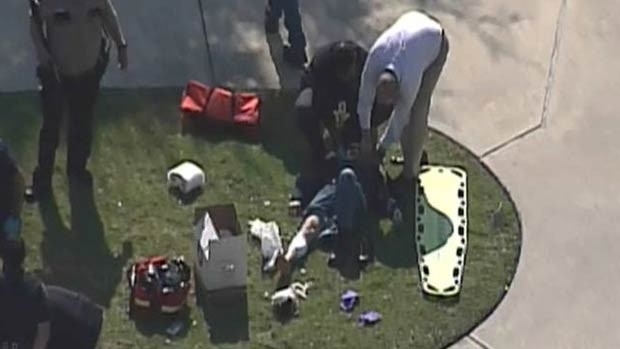 Imagem de TV local mostra o que seriam feridos sendo socorridos no campus nesta tera-feira (22)