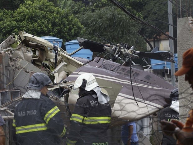 Um helicptero caiu em cima de uma casa na Rua Paulo Arentino, no Jaragu, na Zona Norte de So Paulo esta tarde