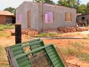 Alguns moradores desmontaram casas antes da  mudana