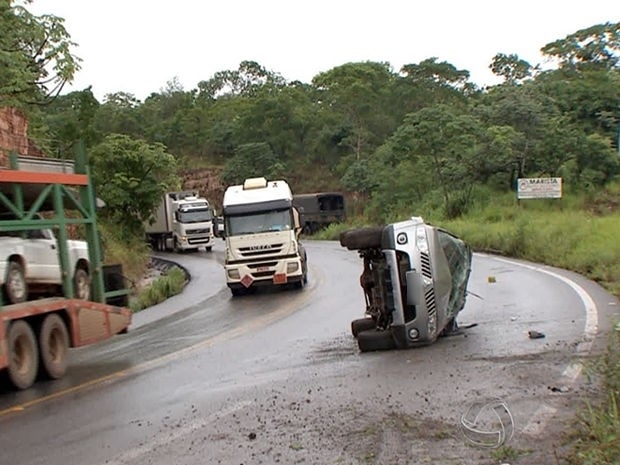 Carro capotou na Serra do Mangaval, prximo a cidade de Cceres