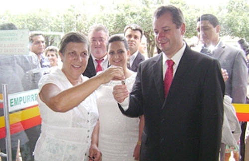 Isaura entrega as chaves da prefeitura de Alta Floresta para Asiel Bezerra
