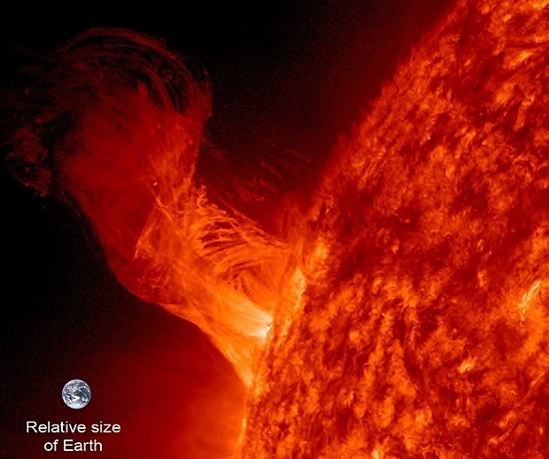 Erupo solar registrada na segunda  comparada acima ao tamanho da Terra
