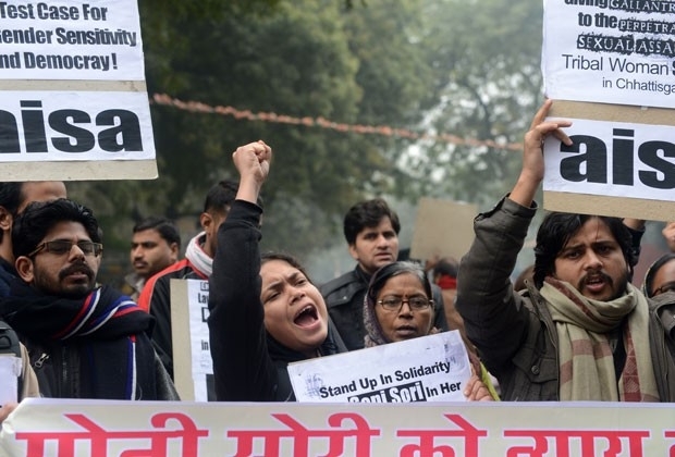 Indianos fazem protesto contra violncia contra as mulheres nesta quarta-feira (2)