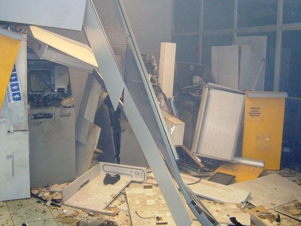 Agncia bancria ficou parcialmente destruda com a exploso