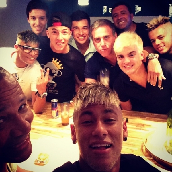 Neymar (em primeiro plano e ao centro) rodeado de amigos