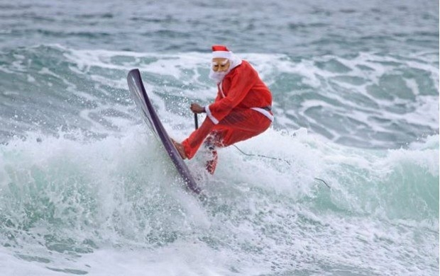 Carlos Bahia surfa vestido de Papai Noel em Maresias