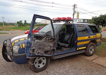O policial foi atropelado por carreta que trafegava a 120 km/h enquanto entrava no carro