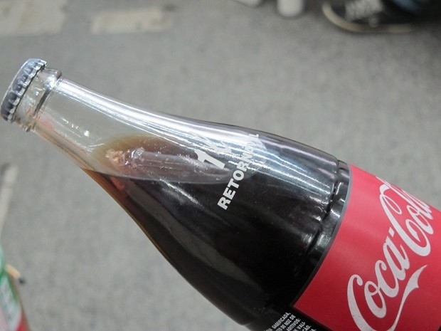 Comerciante encontra pino de plstico dentro de garrafa de coca-cola