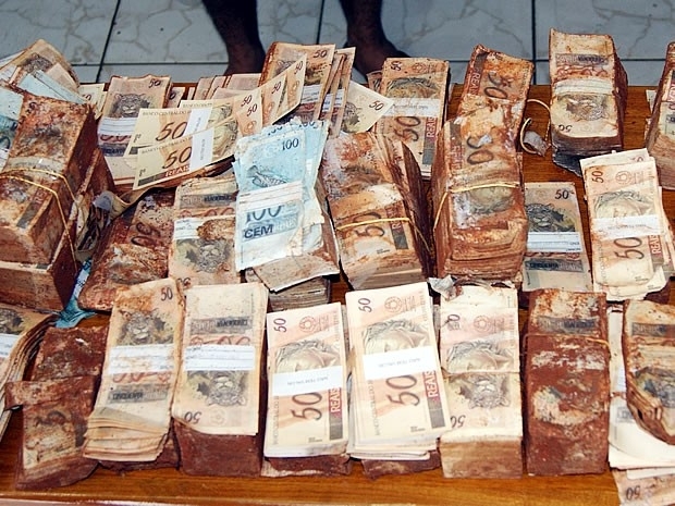 Dinheiro falso foi encontrado enterrado por maquinista em loteamento