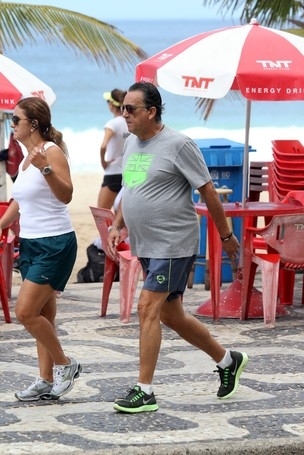 Galvo Bueno caminhando na orla de Ipanema, no Rio