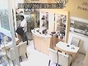 Imagens mostram homem roubando loja da capital