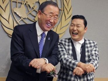Ban Ki-moon e o cantor Psy danam na sede da ONU em Nova York 