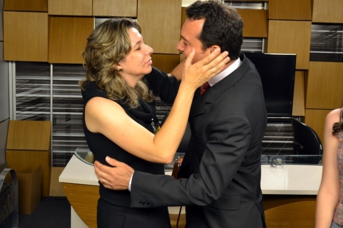O candidato Ldio Cabral e a esposa se beijam, aps o final do debate: provocao e polmica