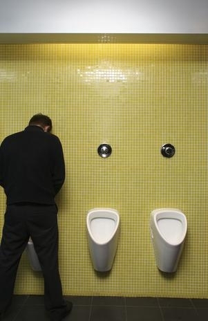 De acordo o Prostate Cancer UK, muitos homens tm sintomas urinrios que podem ser causados por uma prstata aumentada