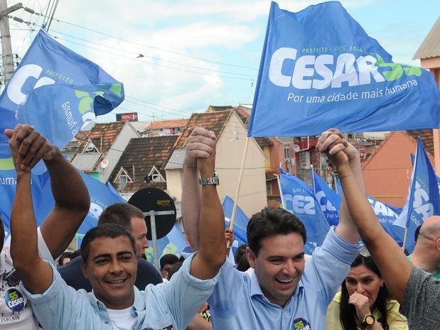 Candidato a prefeito pelo PSD, Csar Souza Jnior, recebe apoio do deputado federal Romrio em sua campanha
