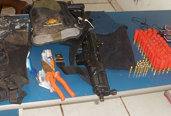 Arma  apreendida pelos policiais e munies utilizadas por criminosos