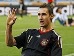 Klose faz dois na Argentina, supera Pel e cola em Ronaldo em Copas