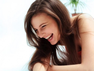 O efeito que a risada proporciona ao corpo faz com que acontea um relaxamento nos vasos sanguneos, melhorando a circulao e a presso arterial