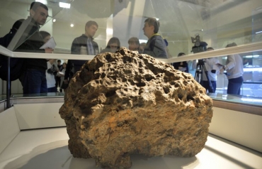Pea com 570 kg foi retirada de lago nesta semana. Meteorito atingiu regio central da Rssia em fevereiro deste ano