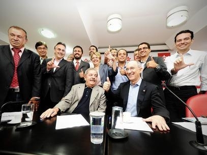 Lula posa para fotos ao lado do presidente nacional do PT, Rui Falco, e candidatos do partido que vo ao 2 turno