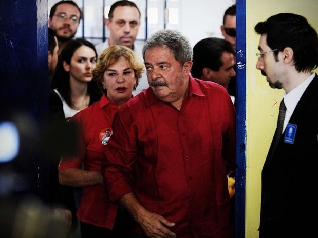 Lula votou no final da manh deste domingo em So Bernardo do Campo