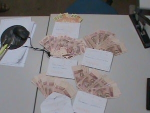 Dinheiro em envelopes foi apreendido pela polcia.