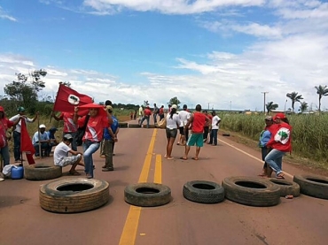 Manifestantes interditaram trecho de rodovia