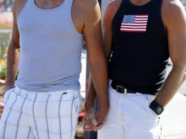 Um casal gay de mos dadas durante um comcio em apoio  deciso do Supremo Tribunal dos Estados Unidos sobre direitos do casamento em San Diego, Califrnia, em junho de 2013