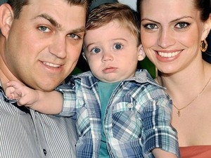 O menino Carlos Henrique, de 3 anos, com os  pais, Kassius e ngela