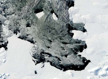 Pedao de gelo gigante flutua ao redor da Antrtica e estaria seguindo em direo ao oceano