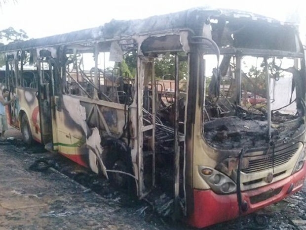 nibus foi incendiado durante a madrugada em Rondonpolis.