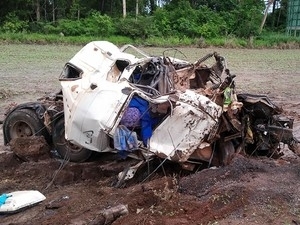 Em acidente na BR-163 motorista morreu preso s ferragens.