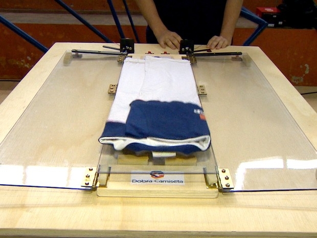 Mquina de dobrar camisetas faz trabalho padronizado em cerca de trs segundos.