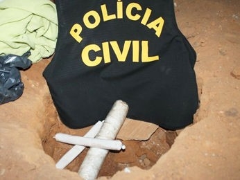 Policiais encontraram dinamites enterradas em quintal de casa, em Primavera do Leste (MT).
