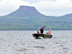 Marinha e Bombeiros procuraram por empresrio no Lago de Manso, em Mato Grosso. 