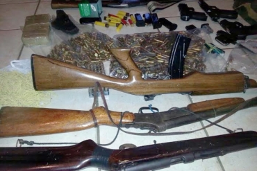 As armas e munies foram encontradas na sede da fazenda