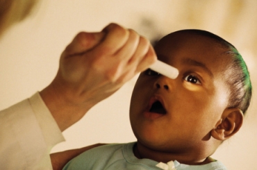 A recomendao  a de que, se nada for detectado, o beb v ao oftalmologista aos trs e seis meses