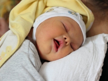 Leo, beb que nasceu com sndrome de Down, veio ao mundo em 21 de janeiro, em um hospital da Armnia (Foto: Reproduo/Facebook/Samuel Forrest)