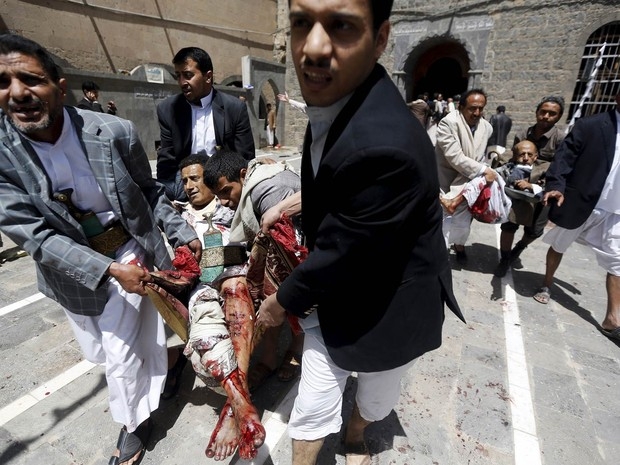 Homens carregam feridos retirando-os de dentro de uma mesquita aps a exploso de uma bomba em Sana, no Imen. Ataques suicidas a bomba em duas mesquitas durante o perodo de oraes da tarde deixaram dezenas de mortos e centenas de feridos