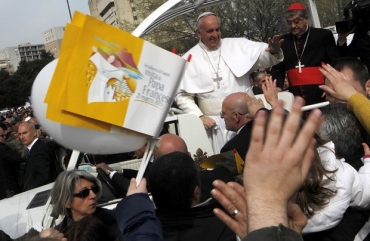 ​Papa Francisco acena para populao na regio do bairro de Scampia, durante visita a Npoles neste sbado (21)