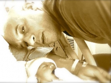 No dia 16 de maro, Vin Diesel publicou foto ao lado de sua filha recm-nascida Paulin